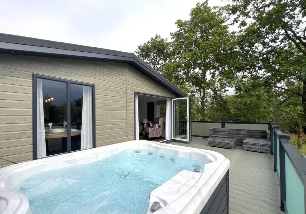 Bridal Lodge - hot tub